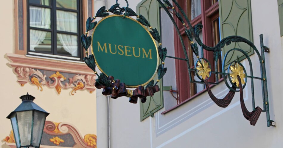 Blick auf das Eingangsschild des Museum Werdenfels in der historischen Ludwigstraße | © GaPa Tourismus GmbH/Martin Gulbe