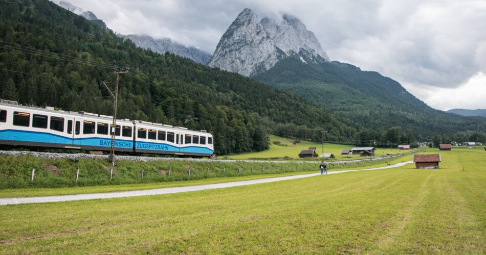 Blick auf die Zahnradbahn und Waxenstein | © GaPa Tourismus GmbH/Roadtrip the World