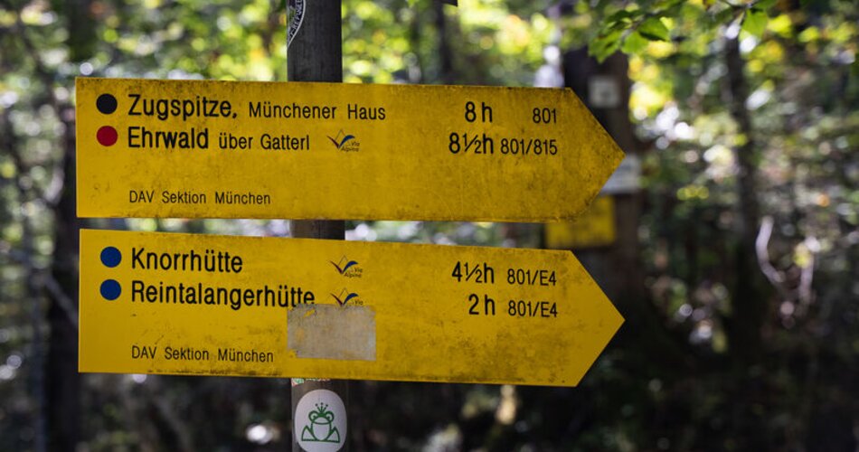 Wanderschild/Wegweiser Richtung Zugspitze | © GaPa Tourismus GmbH/Roadtrip the World