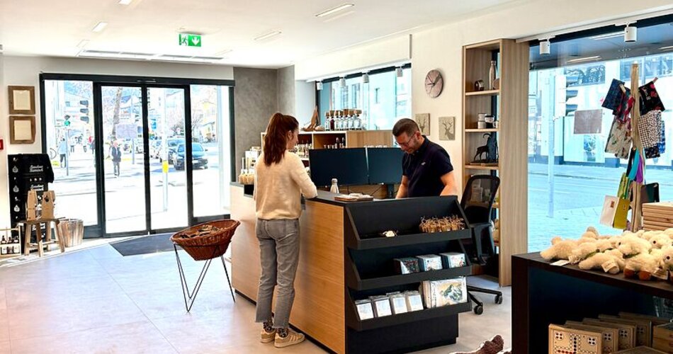 Blick in den Merchandise -Shop von GaPa Tourismus | © GaPa Tourismus GmbH