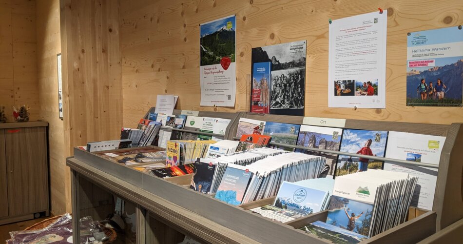 Blick auf die Prospekte und das Infomaterial in der Tourist Information | © GaPa Tourismus GmbH