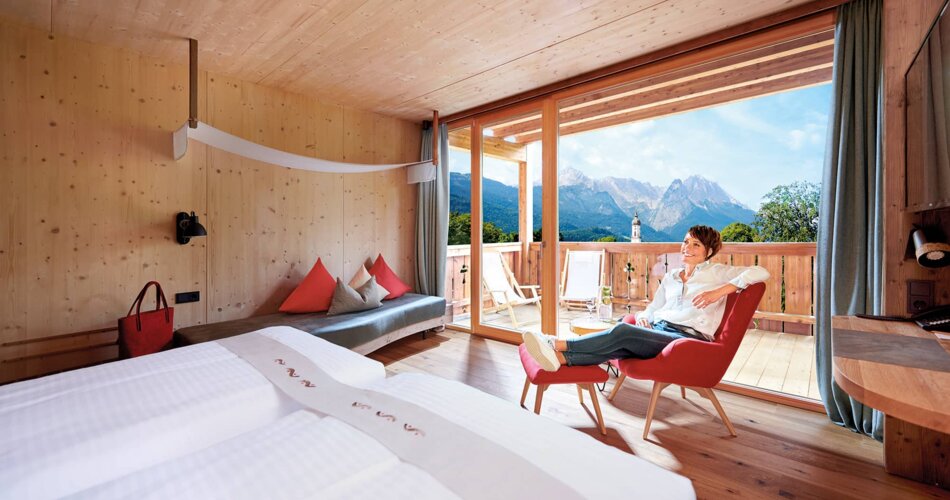 Blick aus Unterkunft Richtung Waxenstein und Zugspitze | © Christian Stadler