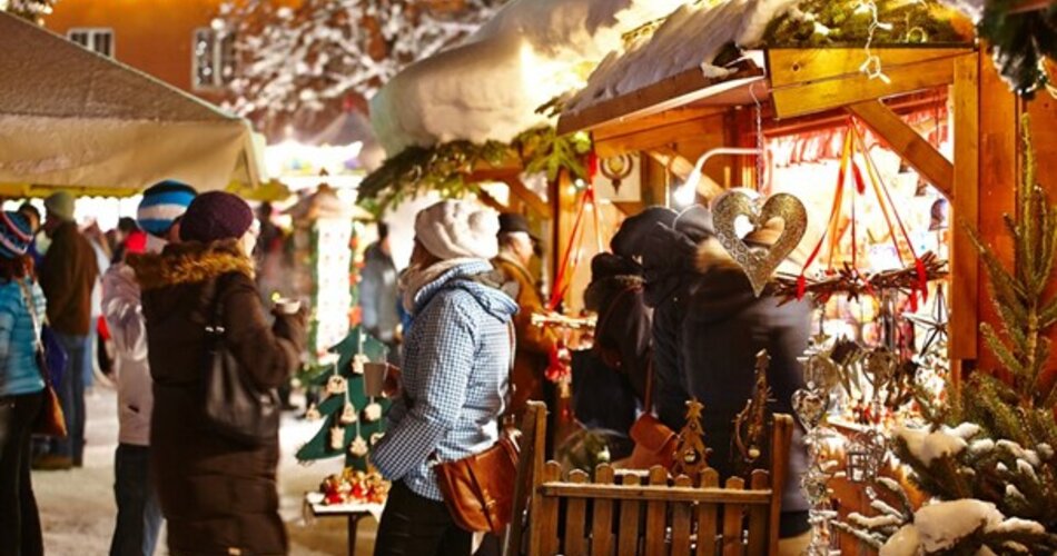 Blick auf den Christkindlmarkt am Richard-Strauss-Platz | © GaPa Tourismus GmbH/ Marc Gilsdorf