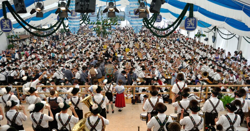 Blick auf den Innenraum des Festzelts bei der Festwoche Garmisch | © Ferdinand Brunnenmayer