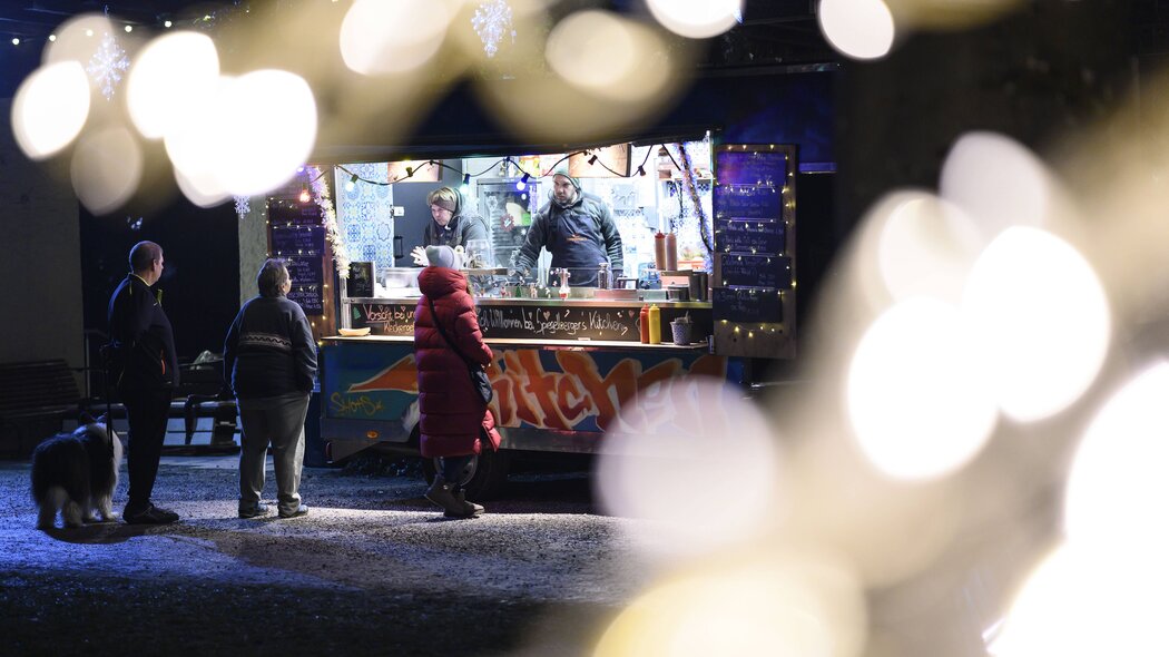 Blick auf Foodtrucks bei Winter im Park in Garmisch-Partenkirchen | © GaPa Tourismus/Philipp Gülland