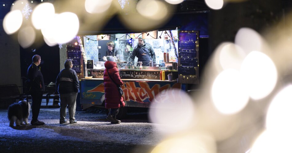 Blick auf Foodtrucks bei Winter im Park in Garmisch-Partenkirchen | © GaPa Tourismus/Philipp Gülland