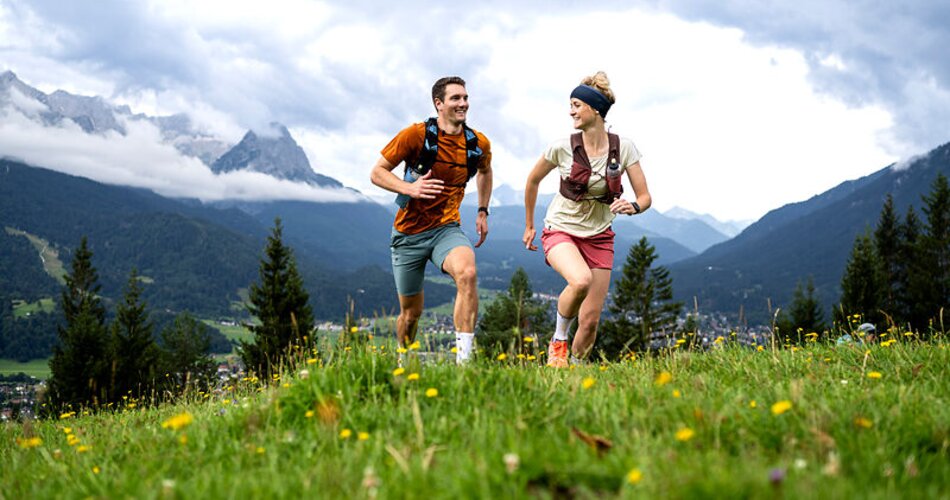Blick auf Paar beim Trailrunning am Wank in Garmisch-Partenkirchen | © GaPa Tourismus GmbH/ stadlerphoto.com