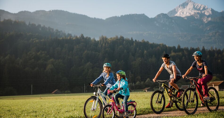 Blick auf eine Familie bei einer Radtour durch Garmisch-Partenkirchen | © Zugspitz Arena Bayern Tirol/ Thomas Marzusch