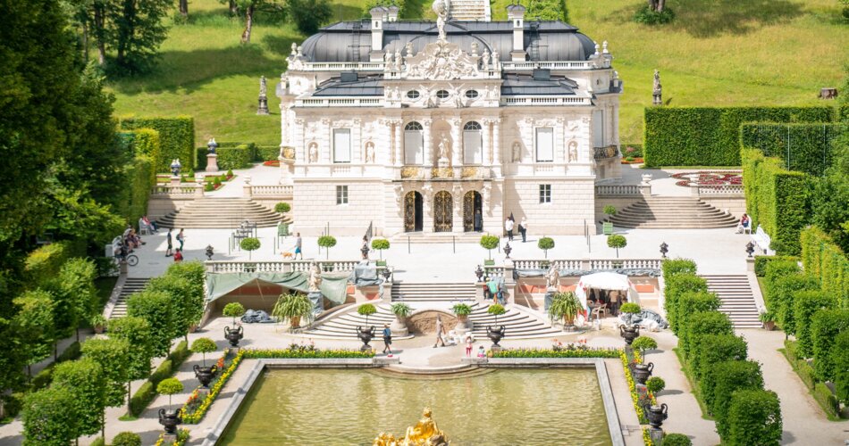 Blick auf Schloss Linderhof mit Brunnen im Sommer | © Unsplash/ Pascal Metzger