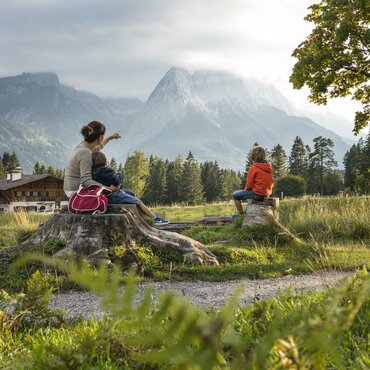 Familie blickt auf das Wettersteinmassiv vom Kramerplateauweg aus | © GaPa Tourismus GmbH/ Dietmar Denger