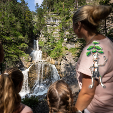 Familie mit Blick auf die Kuhfluchtwasserfälle Farchant | © Ferienregion Zugspitzland/Wolfgang Ehn