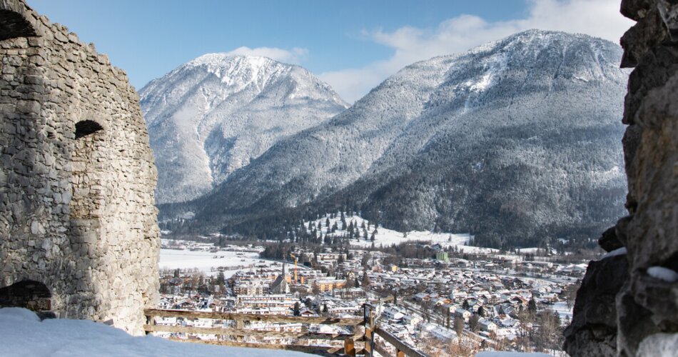 Ausblick in das Tal von der Burgruine Werdenfels im Winter | © GaPa Tourismus GmbH/Roadtrip the World