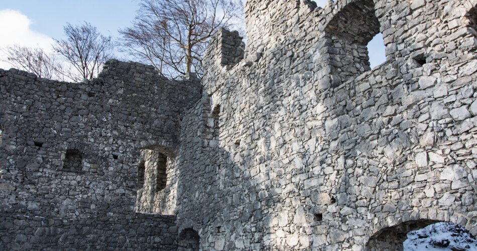 Mauer der Burgruine im Winter | © GaPa Tourismus GmbH/Roadtrip the World