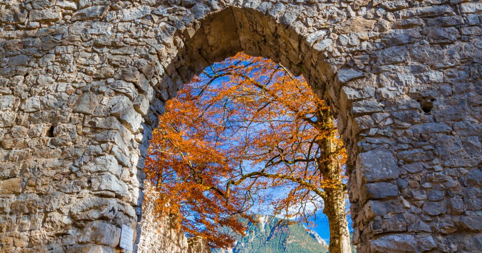 Tor der Burgruine Werdenfels | © GaPa Tourismus GmbH/Marc Hohenleitner