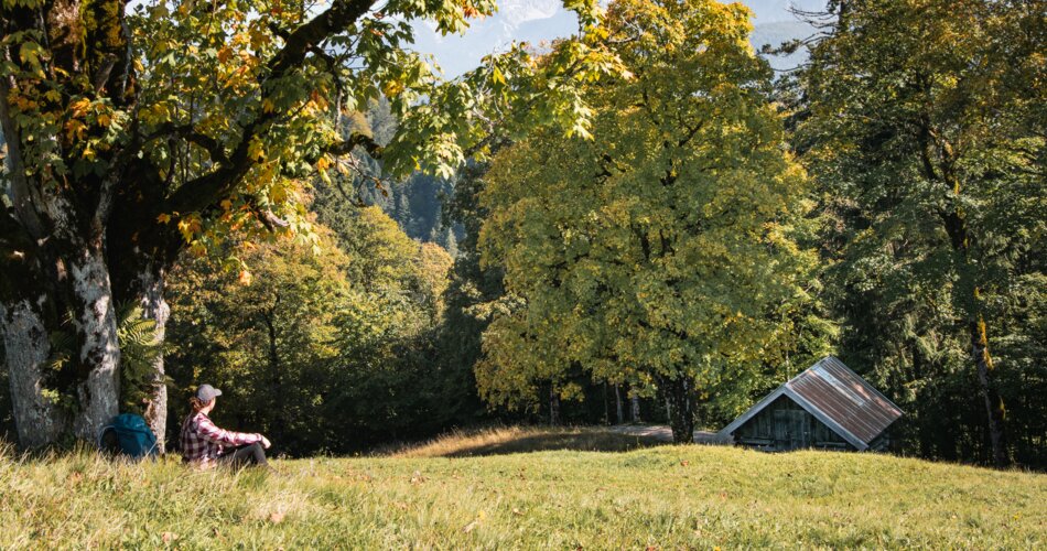Frau bei einer Wanderung am Eckbauer im Herbst | © GaPa Tourismus GmbH/ Roadtrip the World