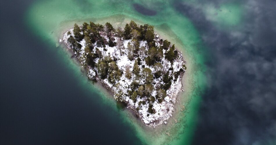 Luftaufnahme schneebedeckte Insel im See | © GaPa Tourismus GmbH/Roadtrip the World