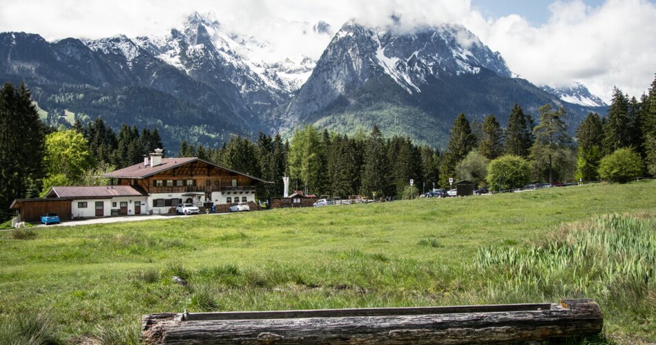 Blick auf das Wettersteingebirge und die Windbeutelalm | © GaPa Tourismus GmbH/Roadtrip the World