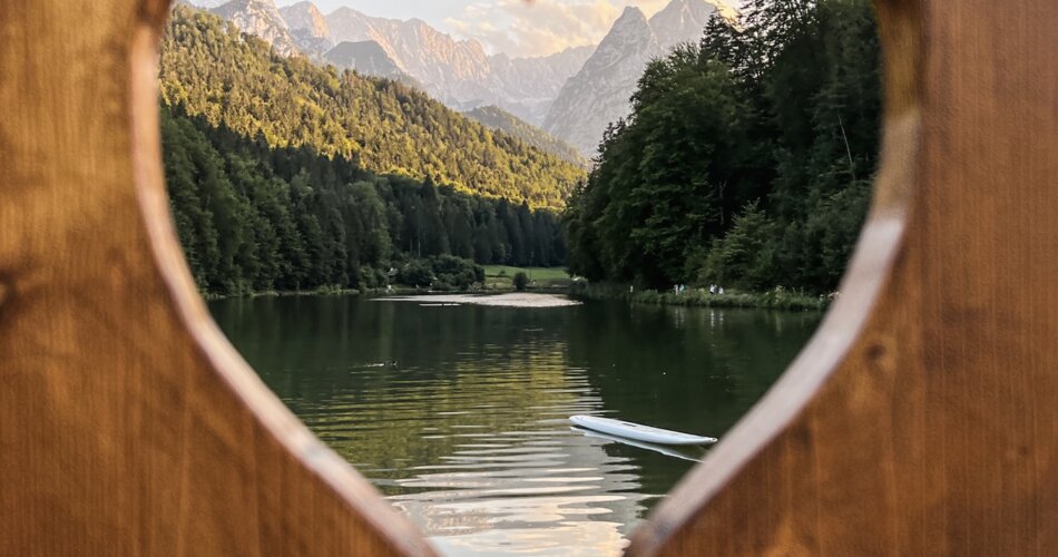 Malerischer Ausblick durch Herz am Riessersee  | © GaPa Tourismus GmbH/Roadtrip the World