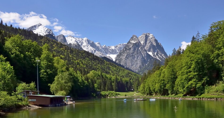 Blick auf verschneite Bergspitzen am Riessersee | © GaPa Tourismus GmbH