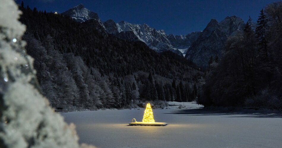 Winterstimmung mit Weihnachtsbaum auf dem Riessersee | © GaPa Tourismus/Marc Gilsdorf