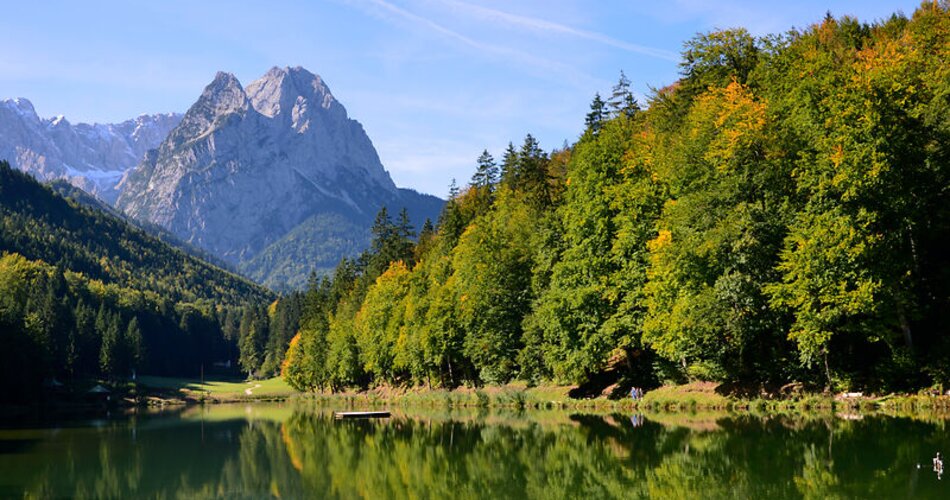 Blick auf den Riessersee in Garmisch-Partenkirchen im Herbst mit Waxensteinen im Hintergrund | © GaPa Tourismus GmbH/ traveldia