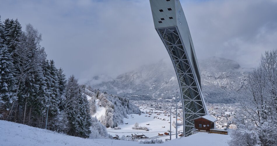 Sprungschanze mit Blick auf Garmisch im Winter