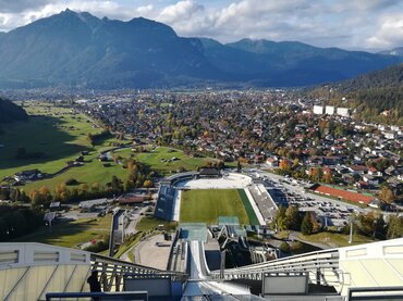 Blick vom Schanzentisch auf Garmisch-Partenkirchen | © GaPa Tourismus GmbH/Roadtrip the World