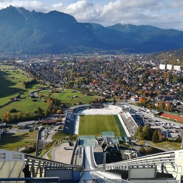 Blick vom Schanzentisch auf Garmisch-Partenkirchen | © GaPa Tourismus GmbH/Roadtrip the World