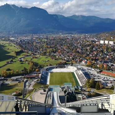Blick vom Schanzentisch auf Garmisch-Partenkirchen | © GaPa Tourismus GmbH/Roadtrip the World Blick vom Schanzentisch auf Garmisch-Partenkirchen | © GaPa Tourismus GmbH/Roadtrip the World