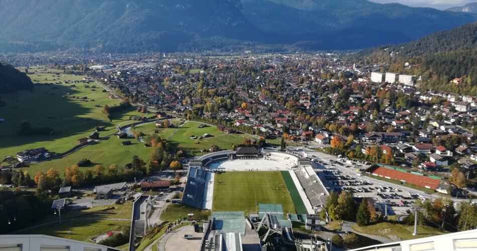 Blick vom Schanzentisch auf Garmisch-Partenkirchen | © GaPa Tourismus GmbH/Roadtrip the World