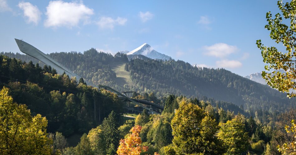 Blick auf die Schanze während einer Herbstwanderung | © GaPa Tourismus GmbH/Roadtrip the World