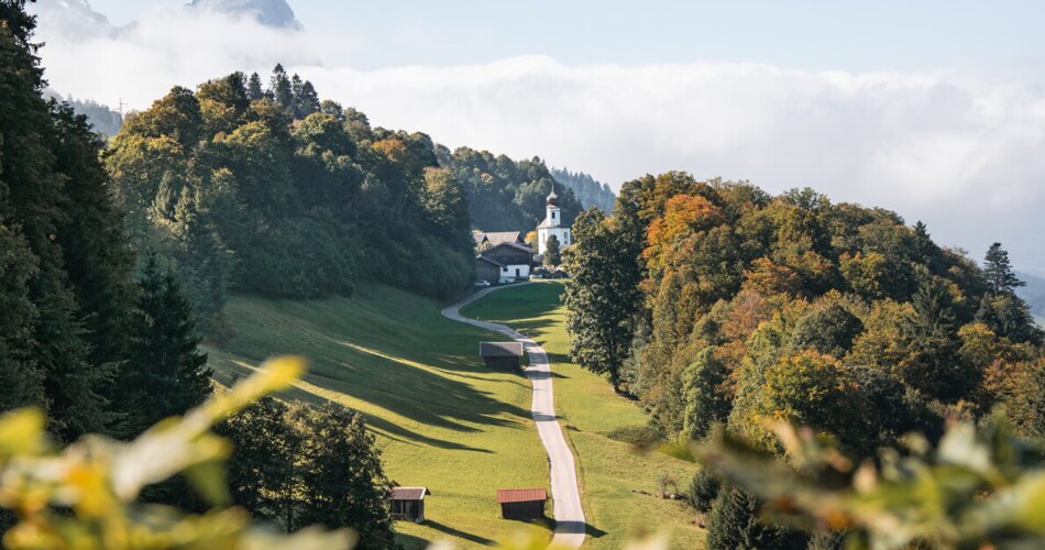 Ausblick auf das Kirchdorf Wamberg im Sommer | © GaPa Tourismus GmbH/Roadtrip the World