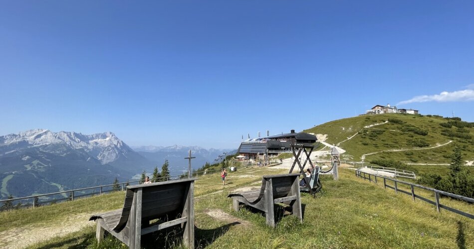 Sitzgelegenheiten am Wank Plateau | © GaPa Tourismus GmbH
