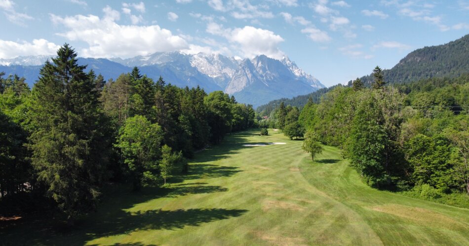 Blick auf den Golfplatz Werdenfels mit Panoramablick von oben | © Golfclub Werdenfels