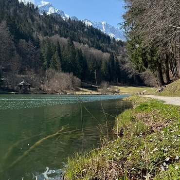 Blick über den See zum verschneiten Berggipfel Alpspitze | © GaPa Tourismus GmbH