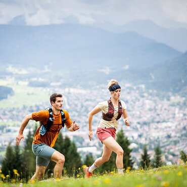 Trailrunning Garmisch-Partenkirchen | © GaPa Tourismus GmbH/Christian Stadler Trailrunning Paar auf dem Weg den Berg hoch | © GaPa Tourismus GmbH/Christian Stadler