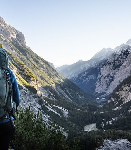 Mann blickt in das Reintal bei der Wanderung durchs Reintal Garmisch-Partenkirchen | © Roadtrip the World/Maren Weißhaupt