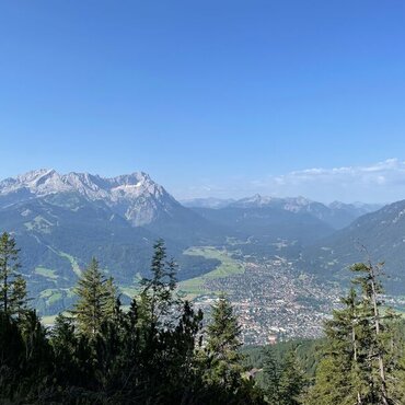 Blick auf Garmisch-Partenkirchen | © GaPa Tourismus GmbH Blick auf Garmisch-Partenkirchen vom Wank aus | © GaPa Tourismus GmbH