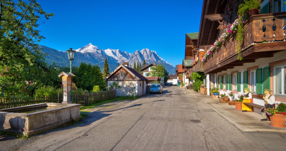 Blick in die Frühlingsstraße Garmisch mit Bergblick | © Markt Garmisch-Partenkirchen/Marc Hohenleitner