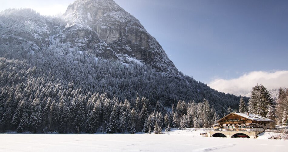 Blick auf den verschneiten Pflegersee in Garmisch-Partenkirchen im Winter | © GaPa Tourismus GmbH/Roadtrip the World