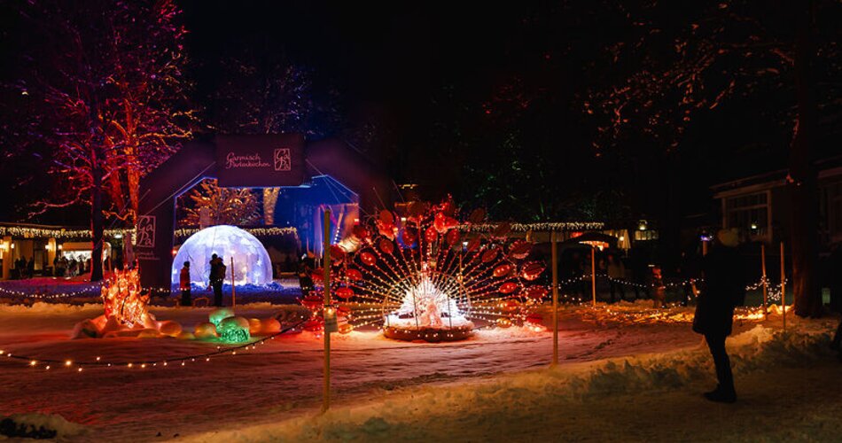 Blick auf die Michael-Ende-Kurparkmuschel während der Veranstaltung Winter im Park mit Lichtinstallationen in Garmisch-Partenkirchen | © GaPa Tourismus GmbH/Laura Schmatz