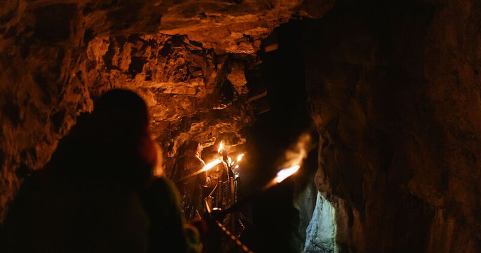 Blick auf eine Gruppe bei einer Fackelwanderung durch die Partnachklamm in Garmisch-Partenkirchen im Winter | © GaPa Tourismus GmbH/Laura Schmatz