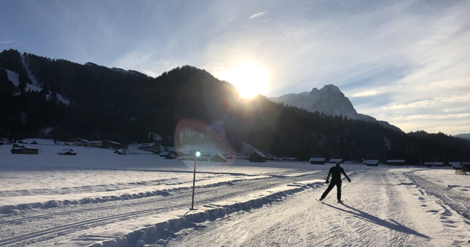Blick auf eine Langlauf-Loipe in Garmisch-Partenkirchen mit Bergpanorama im Hintergrund | © GaPa Tourismus GmbH