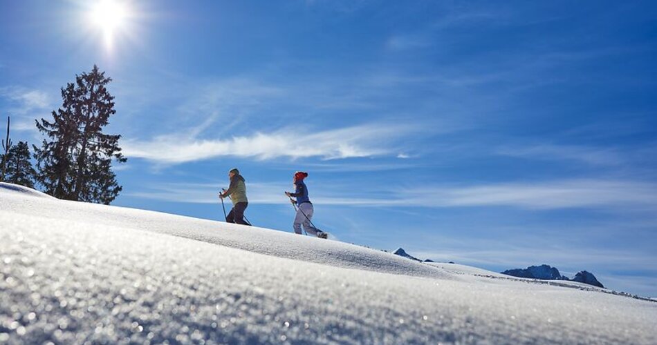 Blick auf ein Paar bei einer Schneeschuhwandern in verschneiter Landschaft in Garmisch-Partenkirchen | © GaPa Tourismus GmbH/Christian Stadler