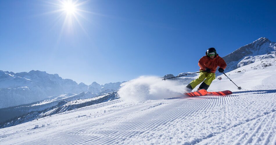 Blick auf einen Skifahrer auf der Piste am Längenfelder am Osterfelderkopf in Garmisch-Partenkirchen | © Zugspitz Arena Bayern Tirol/Matthias Aletsee